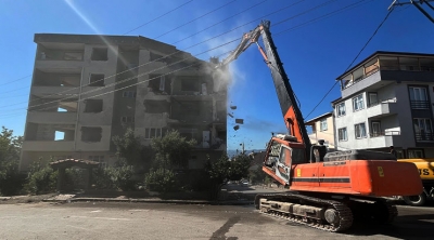 Derince’de ağır hasarlı binaya ilk kepçe vuruldu
