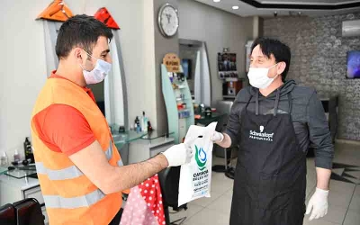 Dezenfekte edilen berber ve kuaförlere maske dağıtıldı