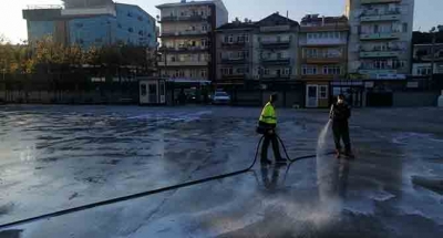 Dezenfekte ekibi karış karış temizliyor