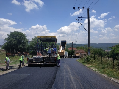    Dilovası Tepecik Çiftlik Caddesi'nde aşınma asfalt seriliyor
