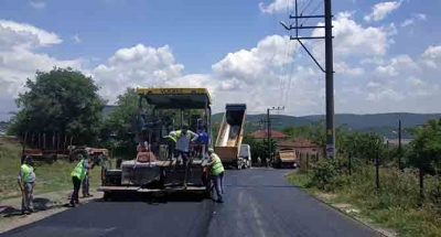 Dilovası Tepecik Çiftlik Caddesi'nde aşınma asfalt seriliyor