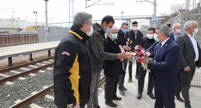 Dilovası’nda ADA Treni çiçeklerle karşılandı 