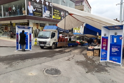 Dilovası’nda pazarcı esnafına maske ve eldiven dağıtıldı