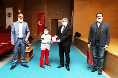 Dilovası’nda şiir yarışmasında ödüller sahiplerini buldu