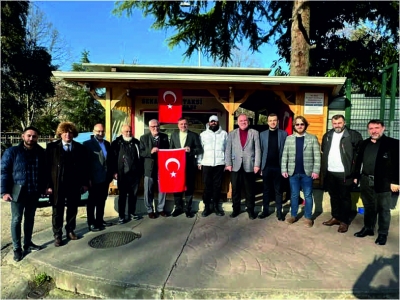 DOKUZLAR TÜRK BAYRAĞI DAĞITIYOR