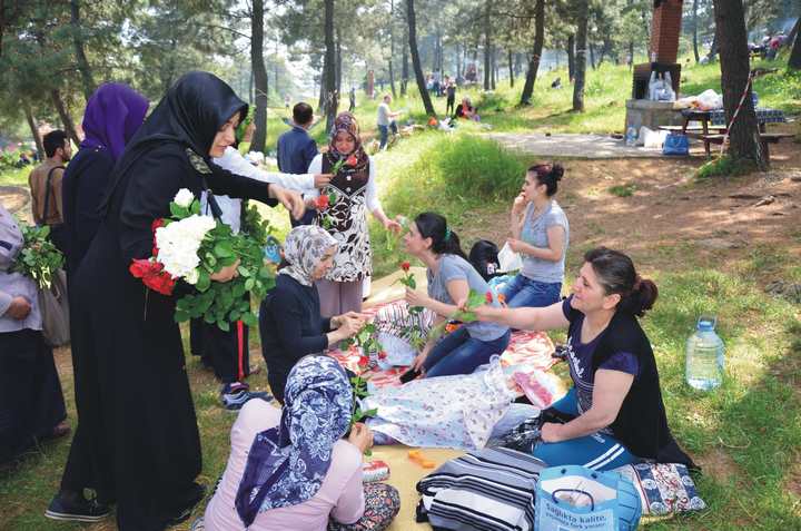 SAADET’TEN GÜL SİYASETİ