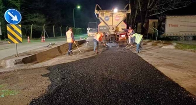 Ekipler, gece yarısı yollarda asfalt yama yapıyor