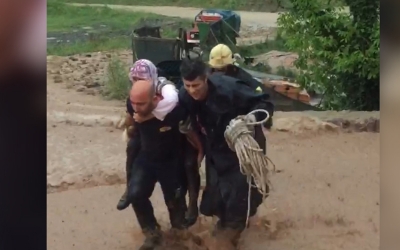 Ekipler sırtında taşıdı