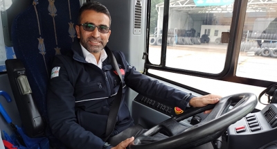 Ekmeğini iftar vaktinde yolcusu ile paylaştı