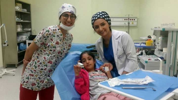 ENGELLİ MERYEM'İN TEK HAYALİ İNCİ GİBİ DİŞLERE SAHİP OLMAKTI