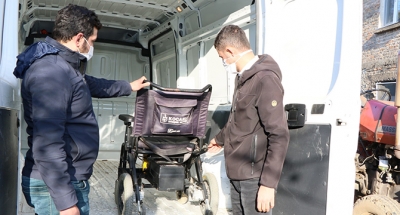 Engellilerin akülü sandalyelerini Büyükşehir tamir ediyor