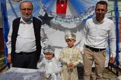 ENSAR VE YASİN ERKEKLiĞE iLK ADIMINLARINI ATTILAR