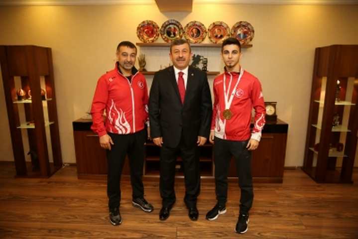 ERAY ŞAMPİYONLARI DİZE GETİRDİ
