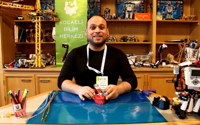 ‘EvdeKal Atölyeleri’ öğretirken eğlendiriyor