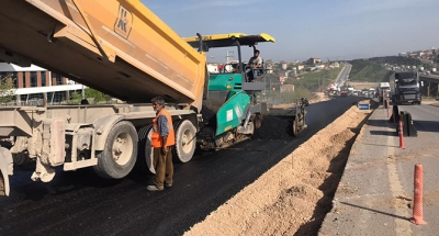 Gebze TEM Kuzey yan yollar asfalt serimi yapılıyor