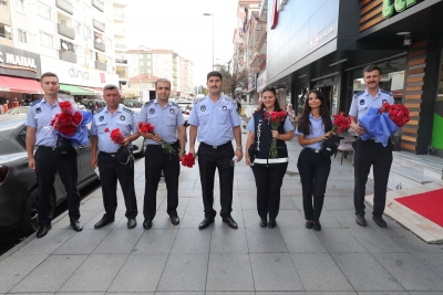 Gebze Zabıtasından Esnafa Çiçek Takdimi