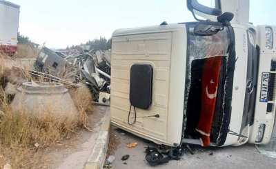 Gebze'de kamyon devrildi;1 kişi yaralandı
