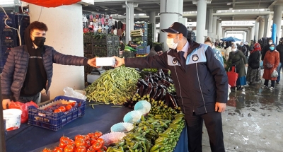 Gebze’de pazarcılara koruyucu maske
