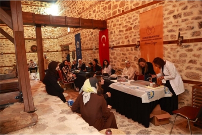 Gebze’de Tarih ve Sanat İç İçe: Gesmek Kursiyerlerinden Tarihi Su Dolabında Ebru Etkinliği