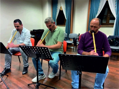 Geleceğin sanatçılarını yetiştiriyor.