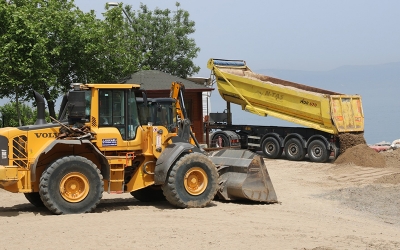 Gölcük ve Karamürsel'de plajlara kum seriliyor