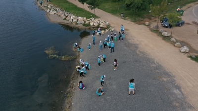 Gönüllüler kıyıdan, dalgıçlar sudan atık topladı