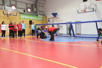 GÖZ BANDI TAKARAK ENGELLİLERLE MAÇ YAPTI