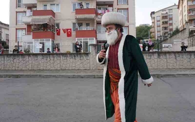 Gulyabani ve Nasrettin Hoca, İzmit sokaklarında 