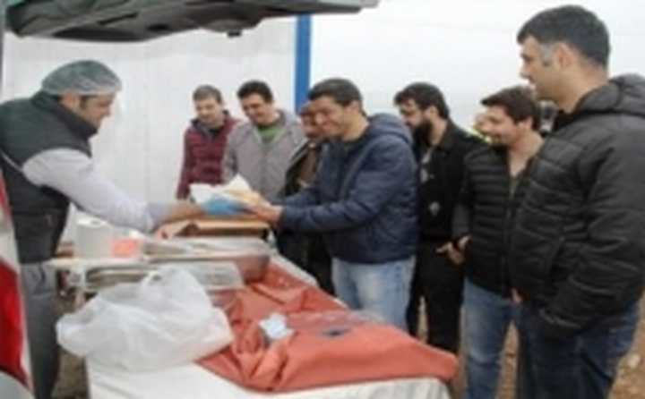 Hafriyatçılara ekmek arası verildi