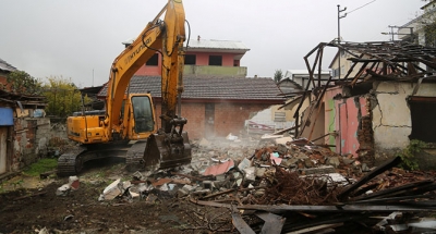 Hasarlı yapıların yıkımı başladı