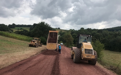 Heyelan nedeni ile bozulan yola anında müdahale
