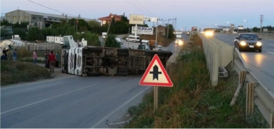 Hurda Yüklü Tır Yan Yattı!