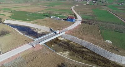 İki ilçeyi birbirine bağlayan köprü trafiğe açıldı