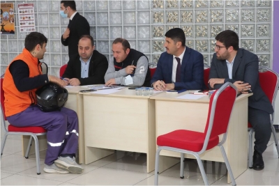  İsteklerini alıyor, sorunlarını dinliyor.