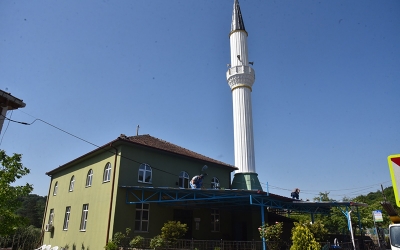 İzmit Belediyesi Çayırtarla Camii cemaatini güneş altında bırakmadı
