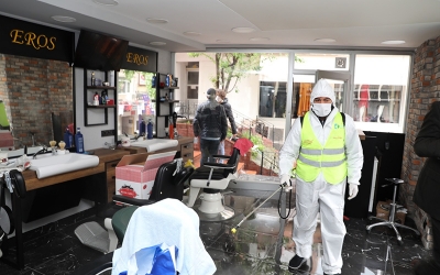 İzmit Belediyesi kuaför ve berber salonlarını dezenfekte ediyor