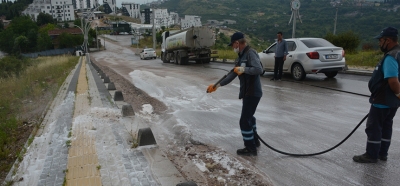 İzmit Belediyesi yağmur sonrası yolları temizliyor