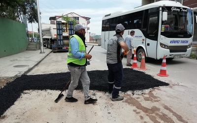 İzmit Belediyesinden bozulan yollara anında müdahale