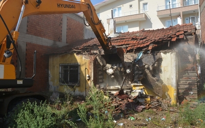 İzmit Belediyesinden metruk yapılara geçit yok