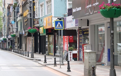 İzmit İnönü Caddesi sardunyalarla renklendi