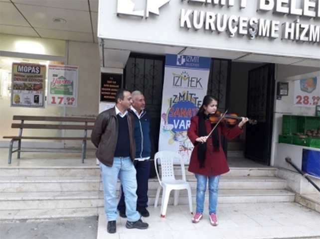 İZMİT SOKAKLARINDA KEMAN SESİ YÜKSELİYOR