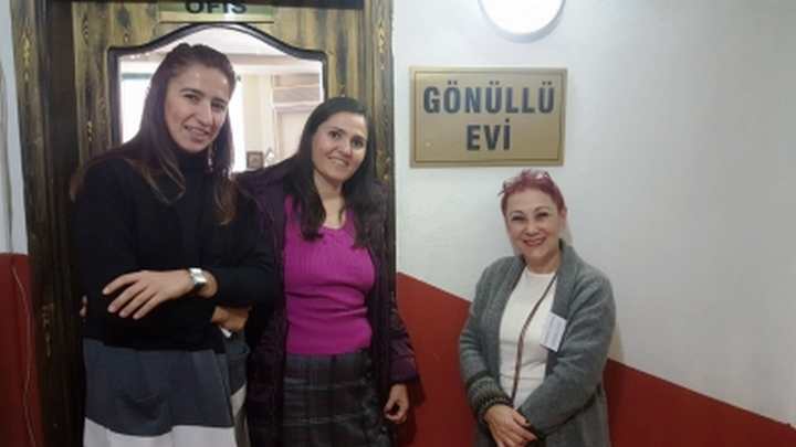 İZMİTLİ KADINLAR  GÖNÜLLÜ EVİNE GİTTİ