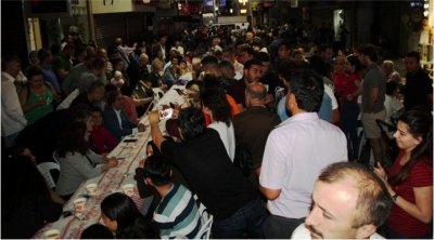 İZMİT’TE BİNLERCE KİŞİ SAHURU BİRLİKTE YAPTI