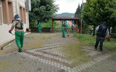 İzmit’te cami avluları cuma namazı için hazırlandı