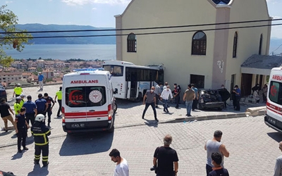 Jandarma personelini taşıyan midibüs kaza yaptı!