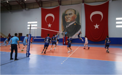 Kağıtspor Voleybolda set vermeden galip