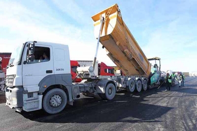 Kamyoncular garajında asfalt serim çalışmaları