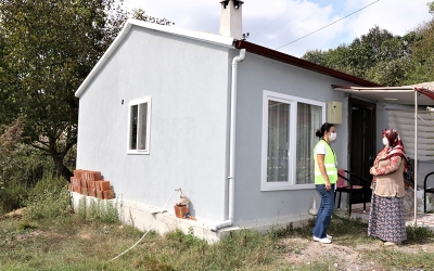 Kandıralı aile prefabrik evine kavuştu