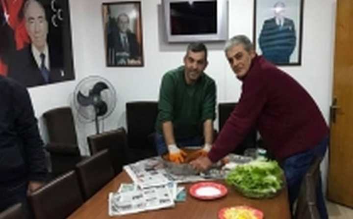 KARAMÜRSEL MHP'DE ÇİĞ KÖFTELİ TOPLANTI