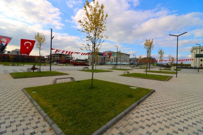 Kartepe Kent Meydanı yeni şehir  mobilyalarıyla daha güzel